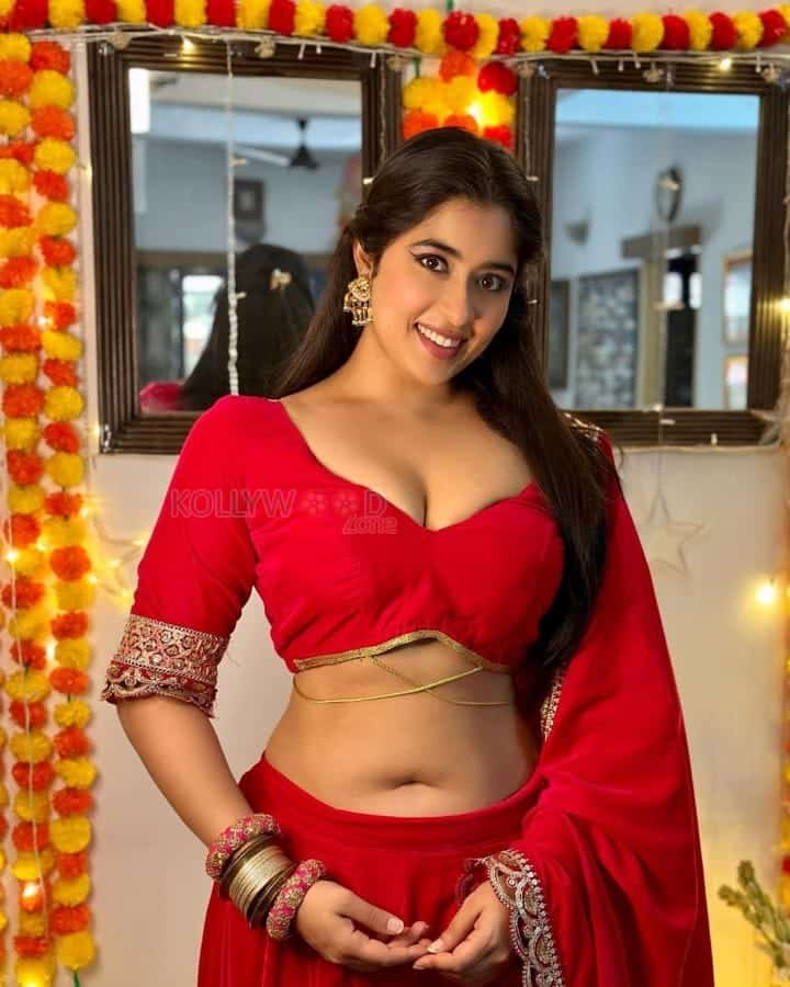 red bra sexy girl she give more enjoy on bed please call and invite ritu spa
